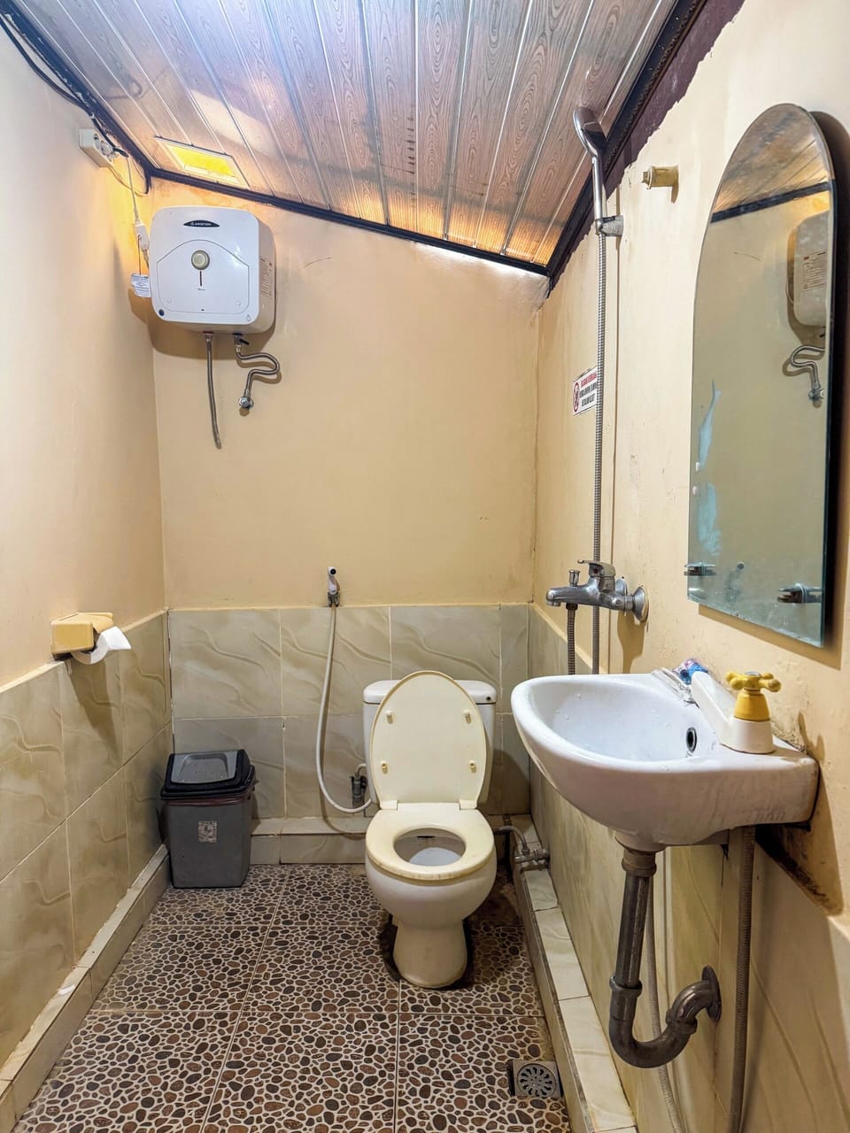 Family Cottage, Balcony, Garden View | Bathroom | Shower, bidet, towels, soap