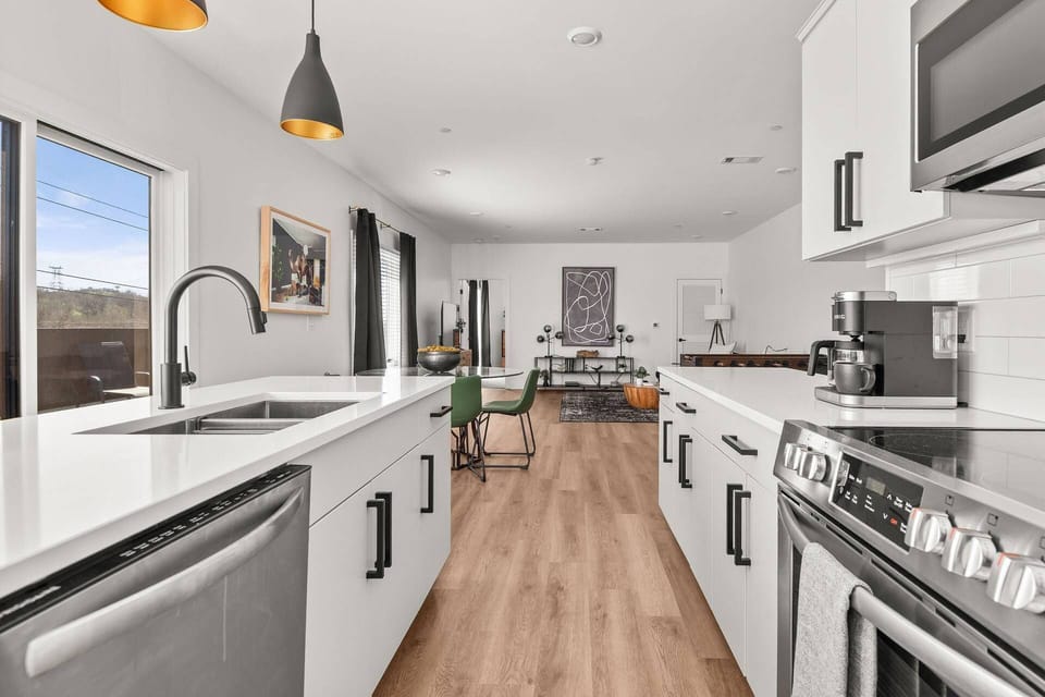 Modern Kitchen in Nashville Rental - Sleek Design & State-of-the-Art Appliances