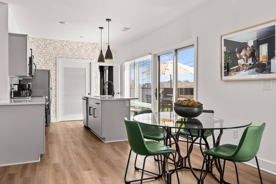 Efficient kitchen layout for cooking and dining