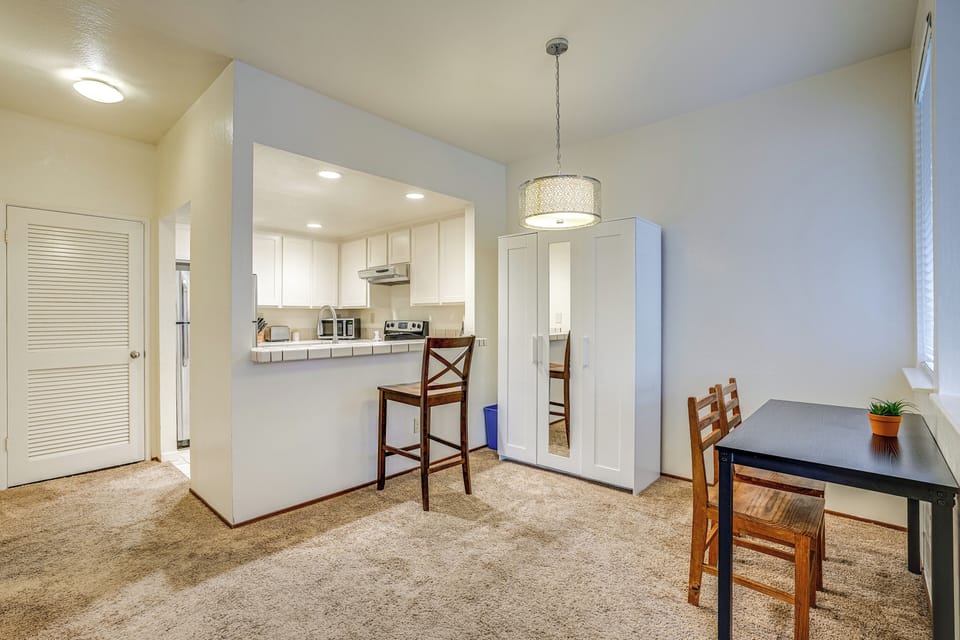 Dining Area | Breakfast Bar