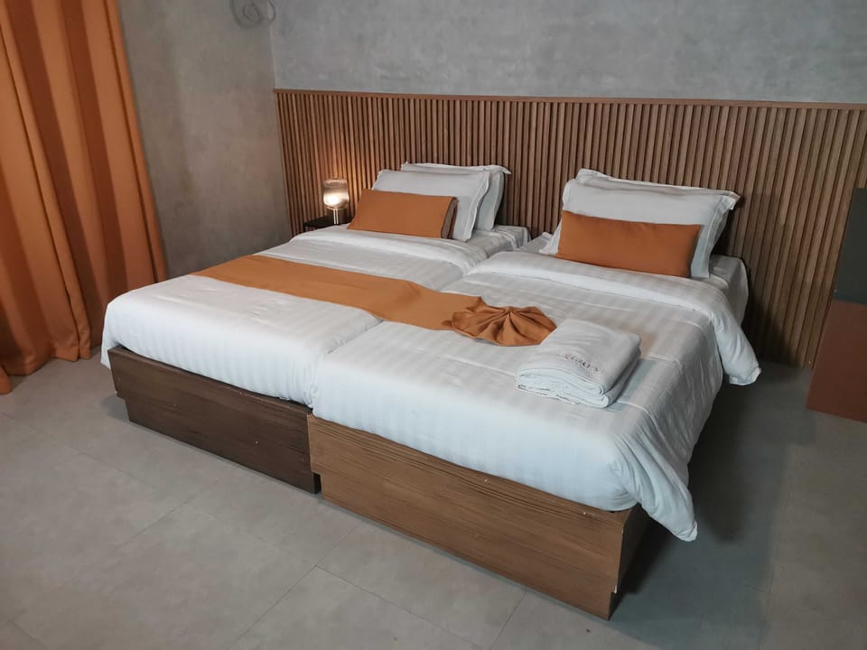 Deluxe Twin Room | Desk, laptop workspace, bed sheets