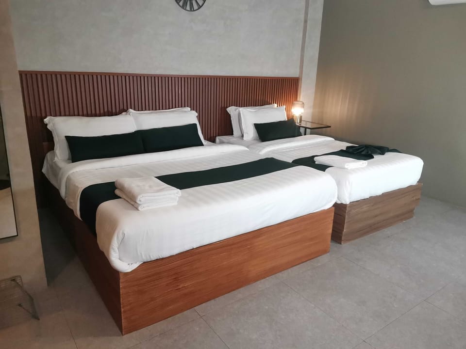 Deluxe Triple Room | Desk, laptop workspace, bed sheets