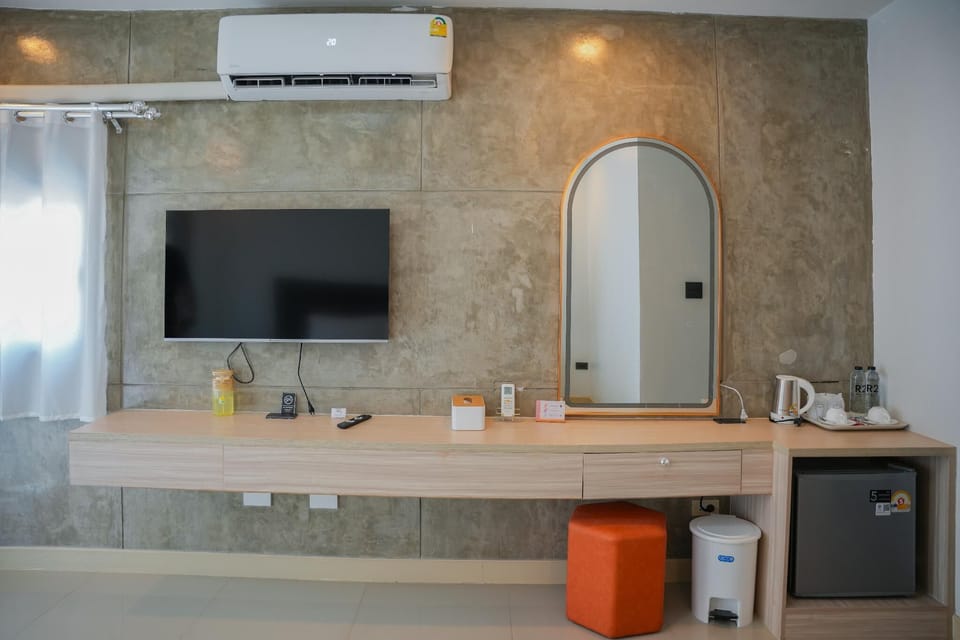Superior Double Room | Bathroom amenities | Free toiletries, hair dryer, slippers, bidet