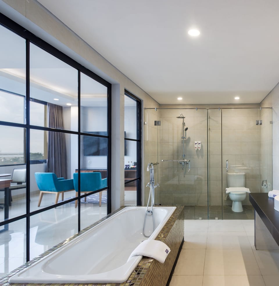 Premier Suite | Bathroom | Slippers, bidet, towels