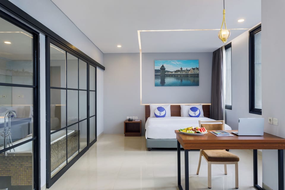 Premier Suite | In-room safe, desk, iron/ironing board, free WiFi