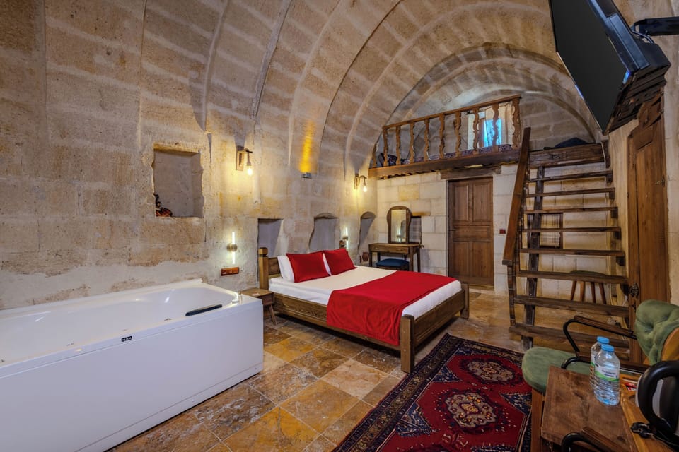 Honeymoon Suite, Hot Tub | Premium bedding, soundproofing, iron/ironing board (on request)