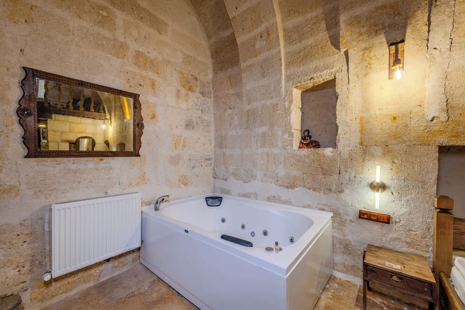 Honeymoon Suite, Hot Tub | Jetted tub