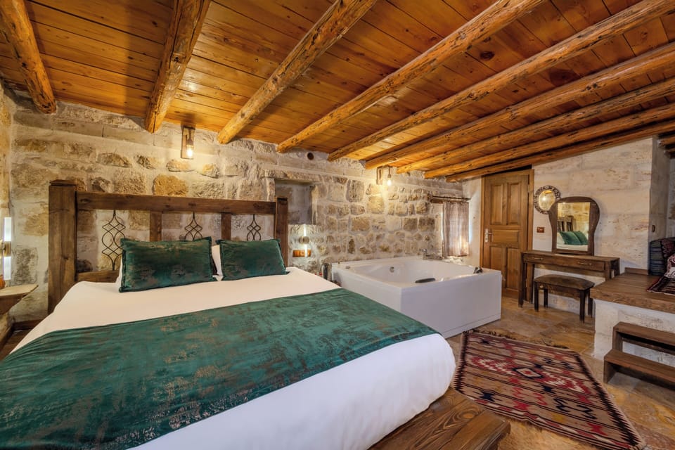 Honeymoon Suite, Hot Tub | Premium bedding, soundproofing, iron/ironing board (on request)