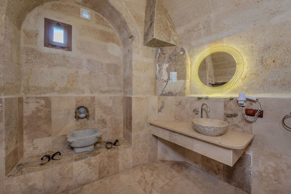 Deluxe Room | Bathroom | Free toiletries, hair dryer, slippers, towels