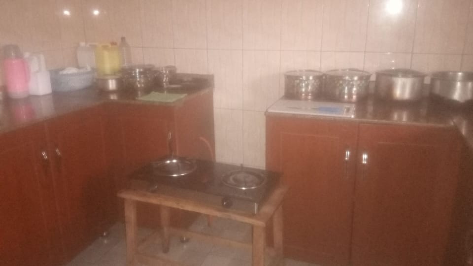 Deluxe Apartment, 5 Bedrooms | Shared kitchen | Stovetop, dishwasher, cookware/dishes/utensils