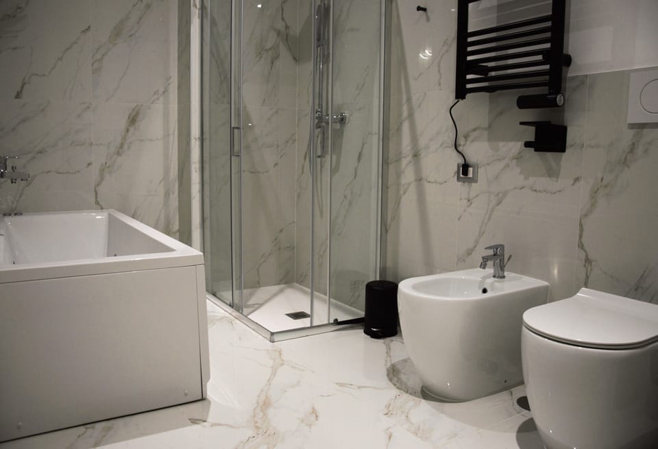 Luxury Quadruple Room | Bathroom | Shower, free toiletries, hair dryer, slippers