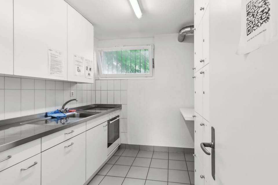 Microwave, cookware/dishes/utensils