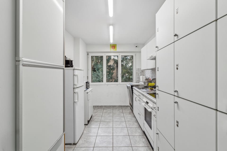 Microwave, cookware/dishes/utensils