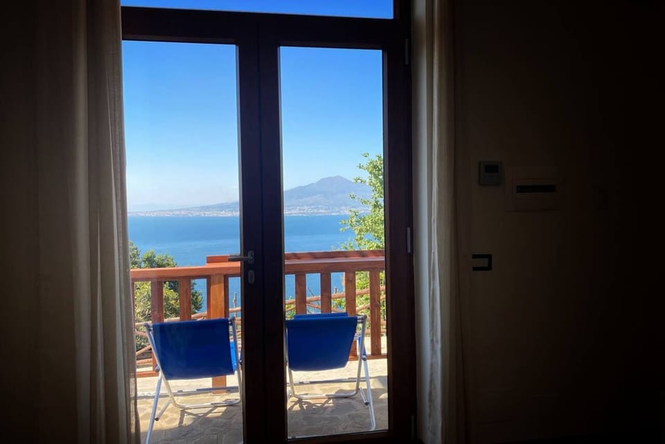 Welcome to your slice of paradise in Montechiaro! This charming apartment offers breathtaking views of the sparkling sea, the enchanting Sorrento Coast, and the majestic Vesuvius volcano.Whether you're sipping your morning coffee on the balcony as the su Apartment in Campania