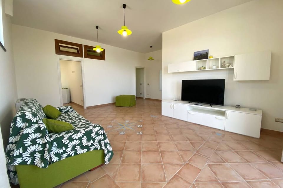 Welcome to your slice of paradise in Montechiaro! This charming apartment offers breathtaking views of the sparkling sea, the enchanting Sorrento Coast, and the majestic Vesuvius volcano.Whether you're sipping your morning coffee on the balcony as the su Apartment in Campania