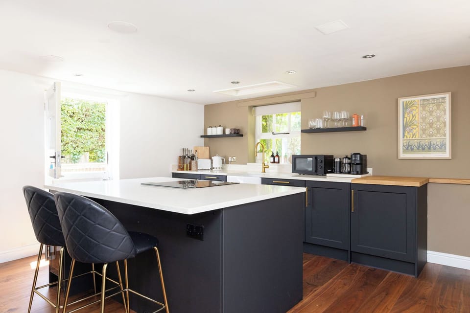 Fully equipped kitchen with seating 