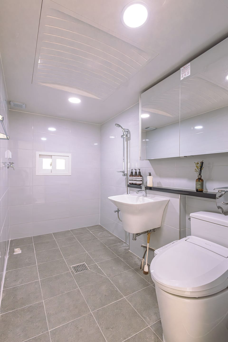 Luxury Villa (non-Korean nationals only) | Bathroom | Slippers, bidet