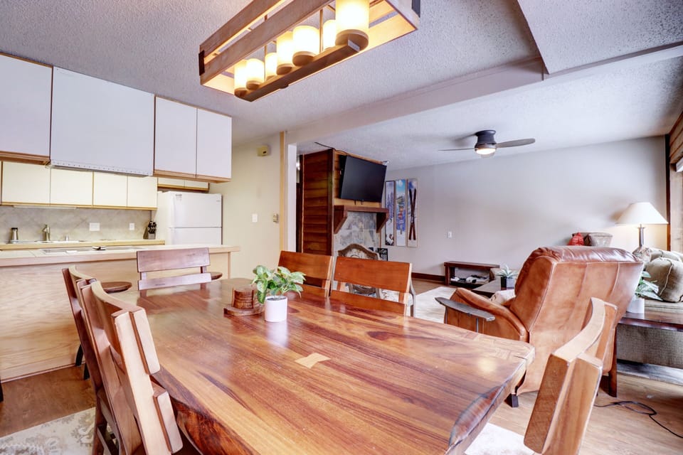 Condo, 2 Bedrooms | Dining
