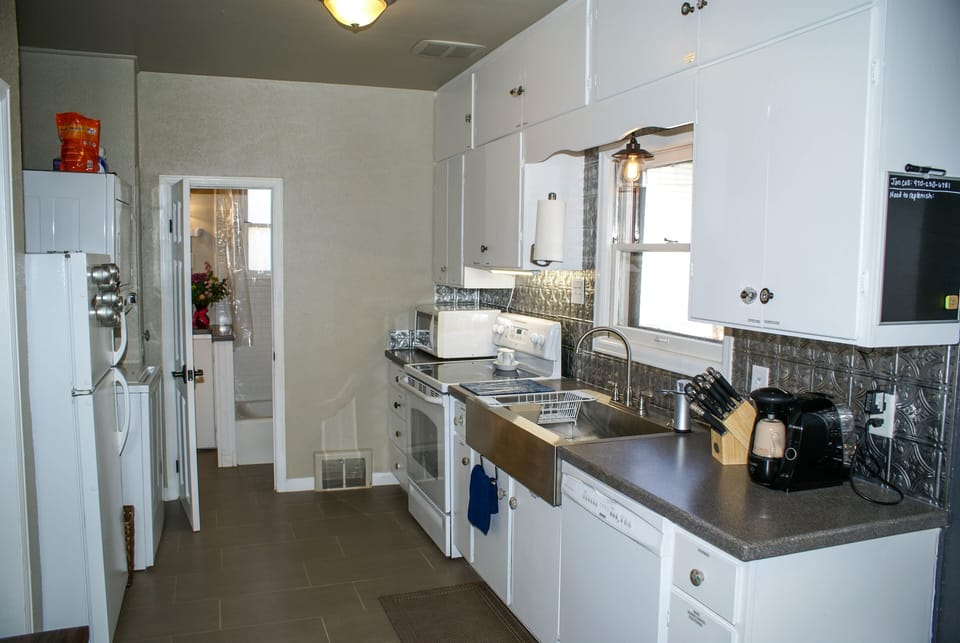 House, 1 Bedroom | Private kitchen | Fridge, oven, coffee/tea maker, toaster
