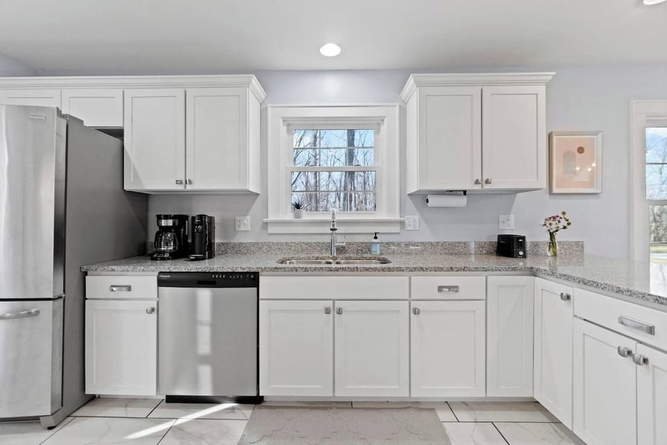 Skip the dining out hassles and whip up family meals right here. Our updated Fort Wayne kitchen comes stocked with essential cookware, bright modern lighting, and a dishwasher for quick cleanup.