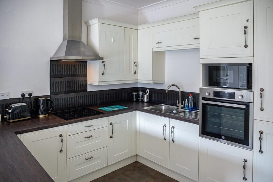 Bungalow | Private kitchen | Fridge, microwave, oven, stovetop