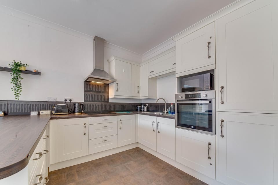 Bungalow | Private kitchen | Fridge, microwave, oven, stovetop