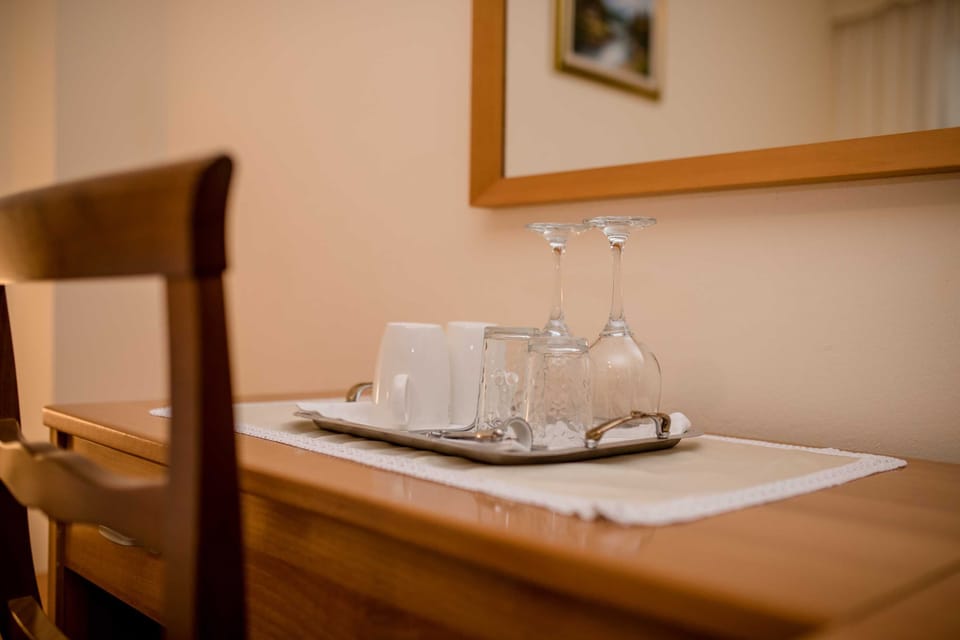 Double Room (Double Room with Balcony and Sea View) | Interior