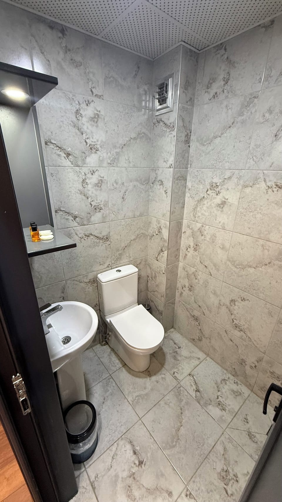 Grand Triple Room, City View | Bathroom