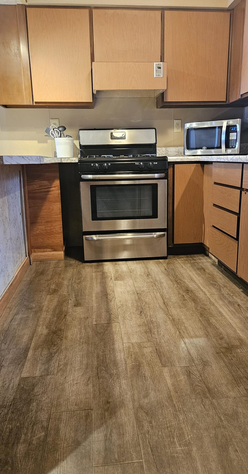 Family Suite, Multiple Beds, Kitchenette | Private kitchen | Microwave, coffee/tea maker