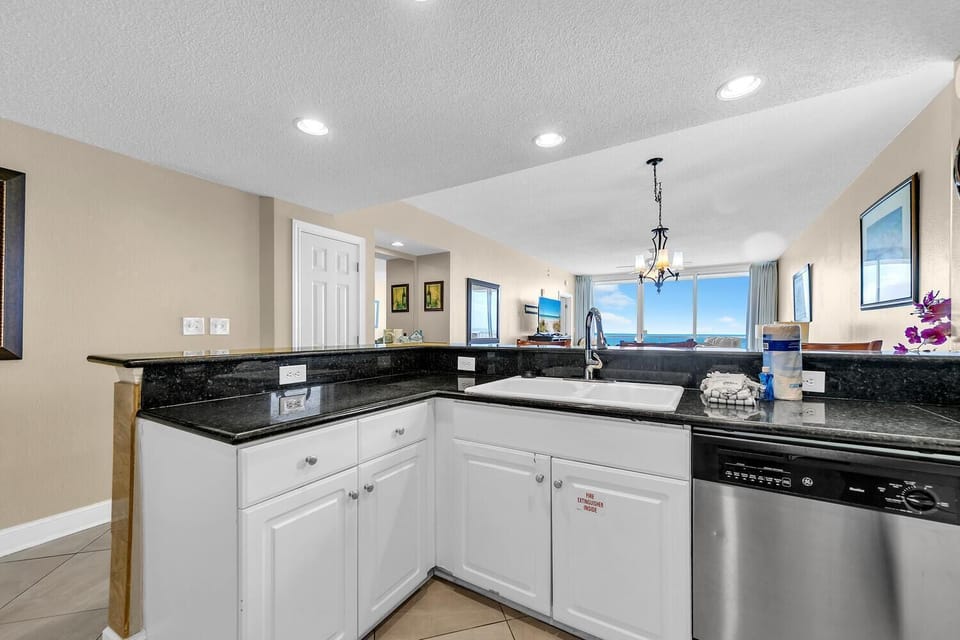 Condo, Multiple Beds (Majestic Beach Towers 2-801) | Private kitchen | Oven