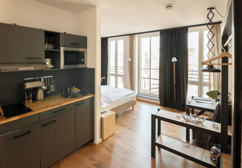 Studio | Living area | 45-cm flat-screen TV with cable channels, books, heated floors