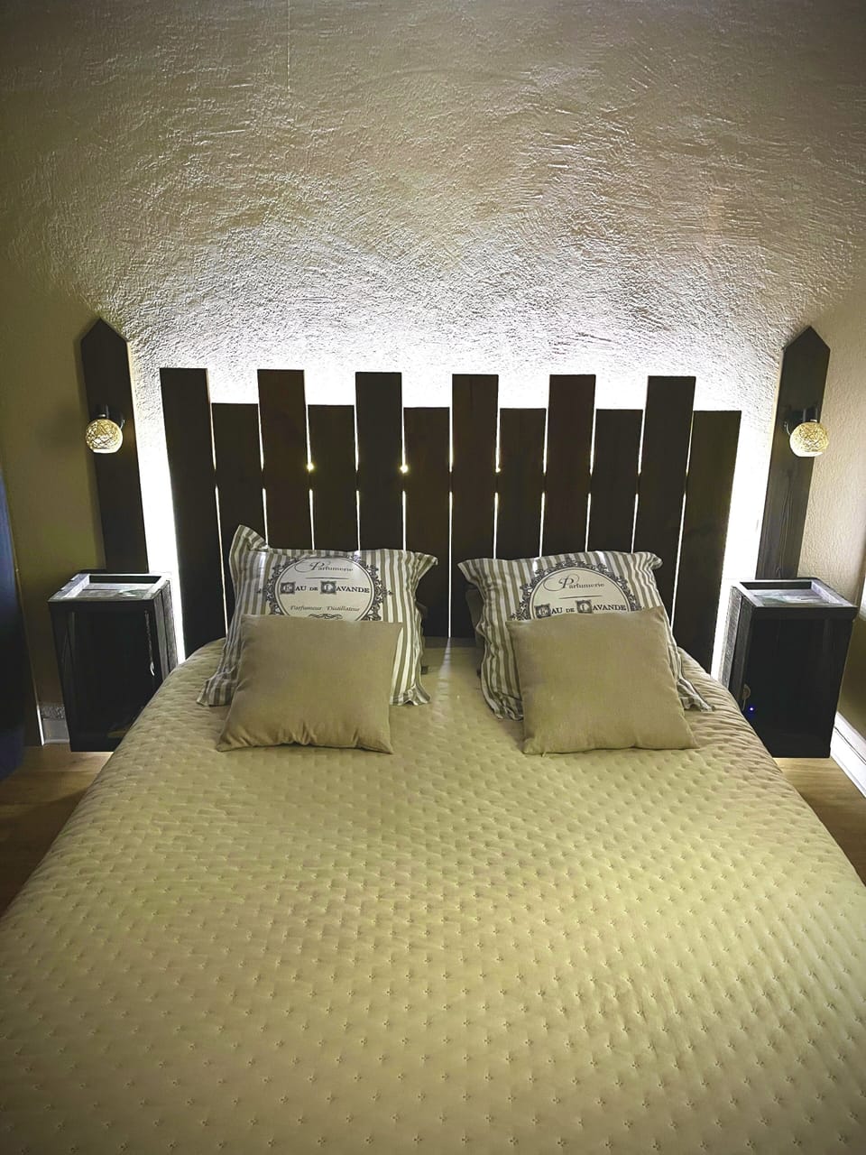 Deluxe Apartment | Blackout drapes, iron/ironing board, free WiFi