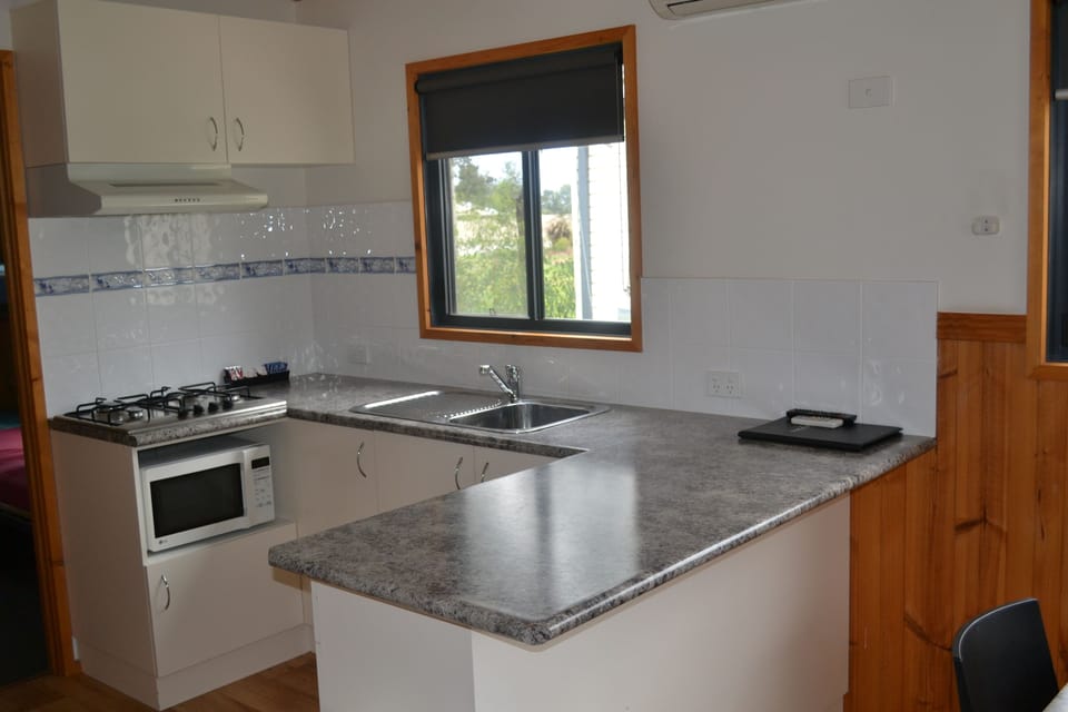 Cabin, 2 Bedrooms, Kitchen, Garden View | Private kitchenette | Full-size fridge, microwave, stovetop, coffee/tea maker