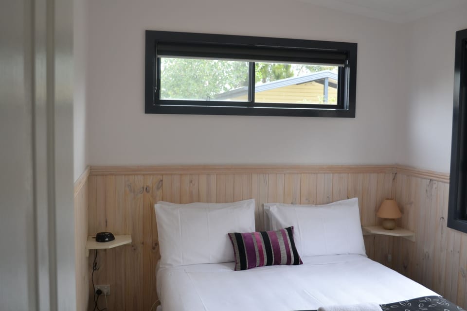 Cabin, 2 Bedrooms, Kitchen, Garden View | 2 bedrooms, bed sheets