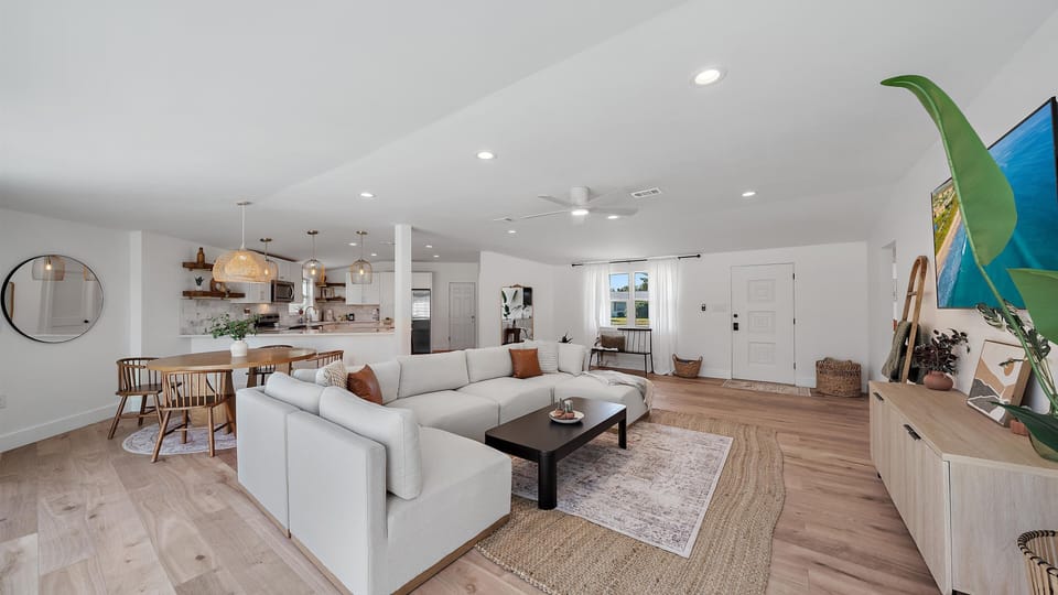 This bright, spacious, and fully-equipped open floor plan blends the living, dining, and kitchen areas seamlessly, ensuring your group stays connected throughout your Sarasota vacation.
