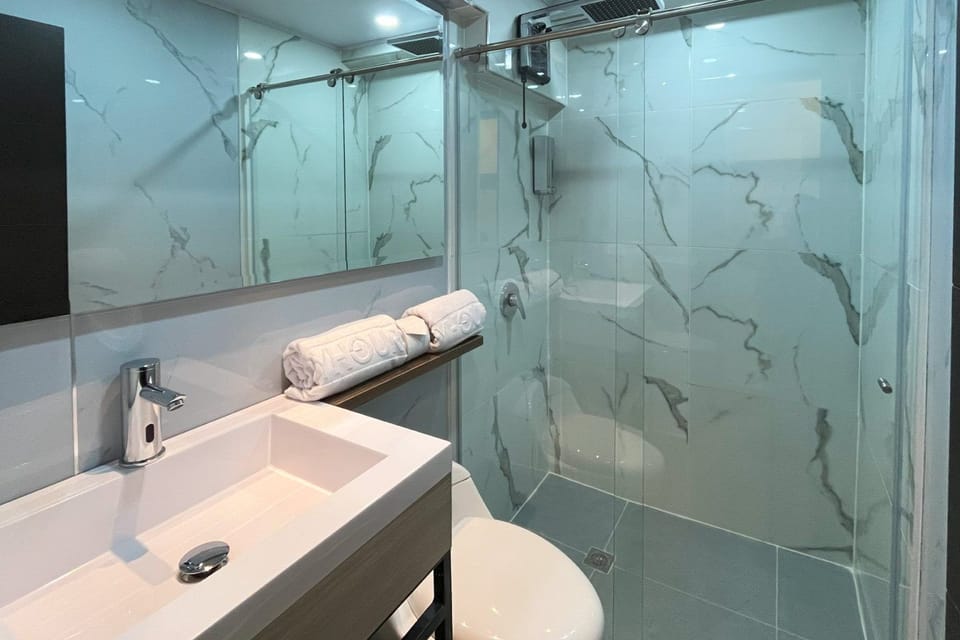 Executive Room, 1 Queen Bed | Bathroom | Shower, towels, soap, shampoo