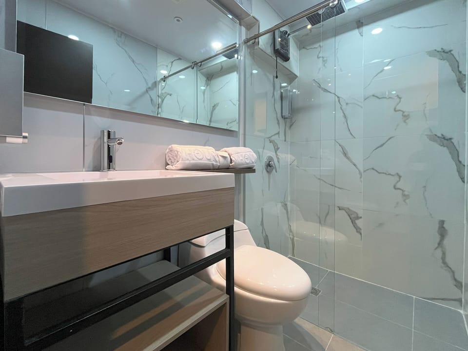 Executive Room, 1 Queen Bed | Minibar, desk, laptop workspace, soundproofing