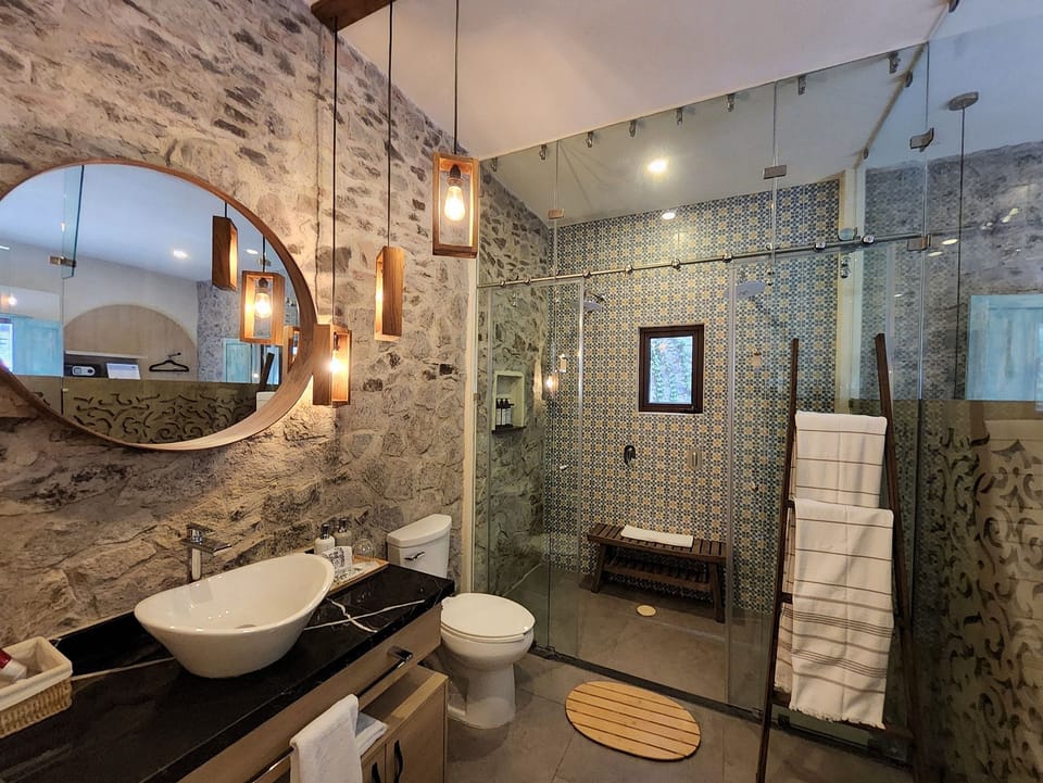 Deluxe Suite | Bathroom