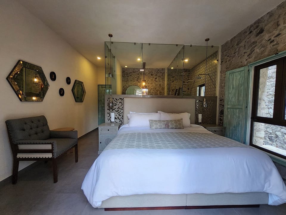 Deluxe Suite | In-room safe, iron/ironing board (on request), WiFi (free)