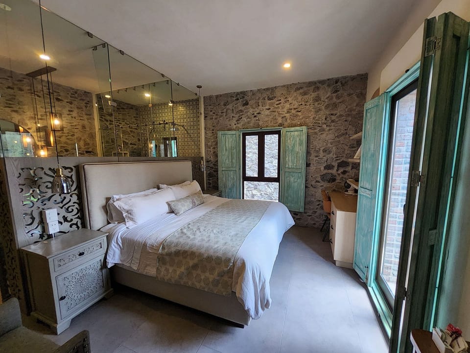 Deluxe Suite | In-room safe, iron/ironing board (on request), WiFi (free)