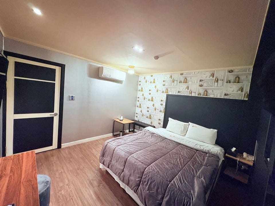 Deluxe Double Room, City View | Desk, free WiFi