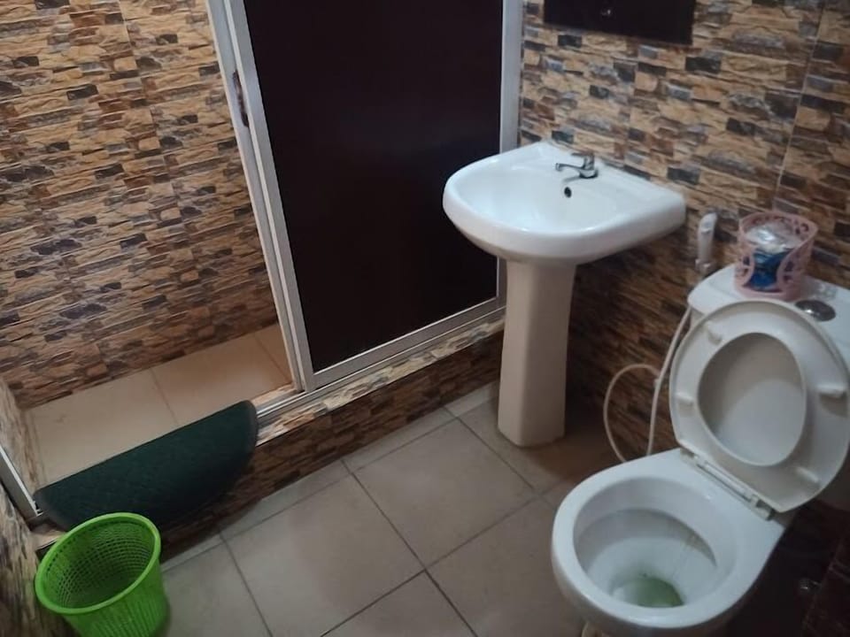 Deluxe Room, Balcony, City View | Bathroom | Free toiletries, hair dryer, towels, soap
