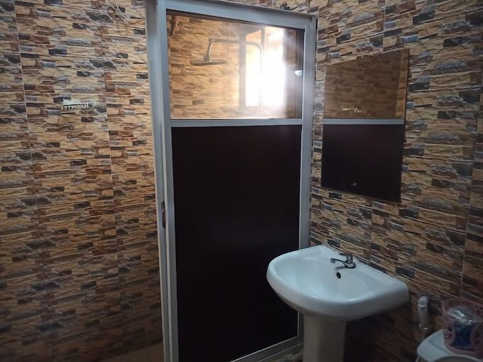 Deluxe Room, Balcony, City View | Bathroom | Free toiletries, hair dryer, towels, soap