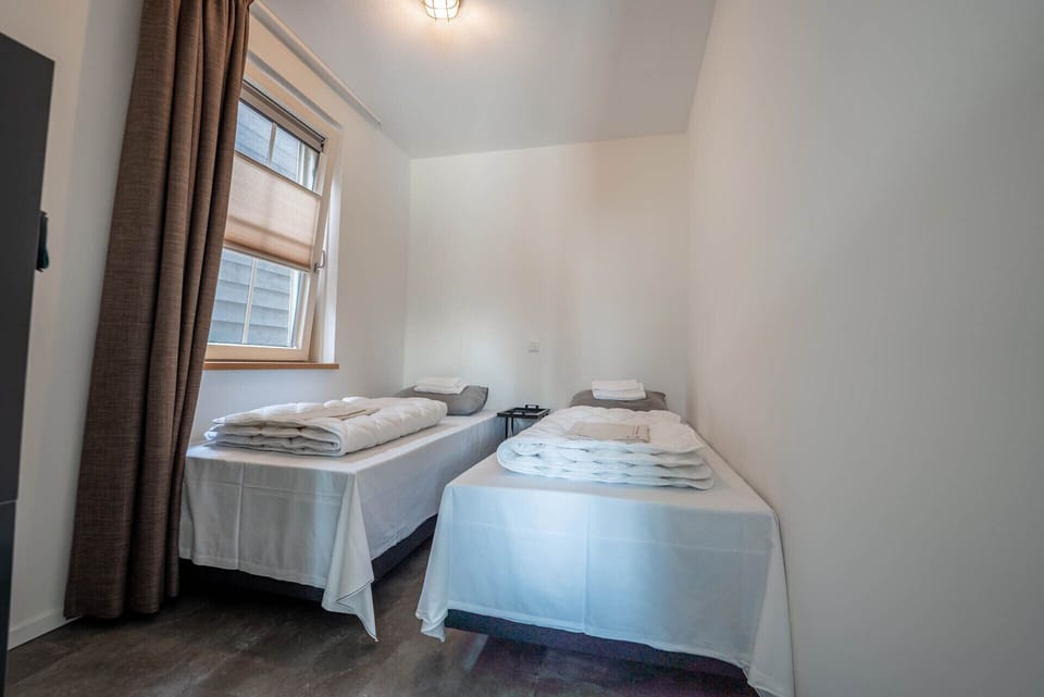 Bedroom two single beds - De Witte Brugh- De Miëde