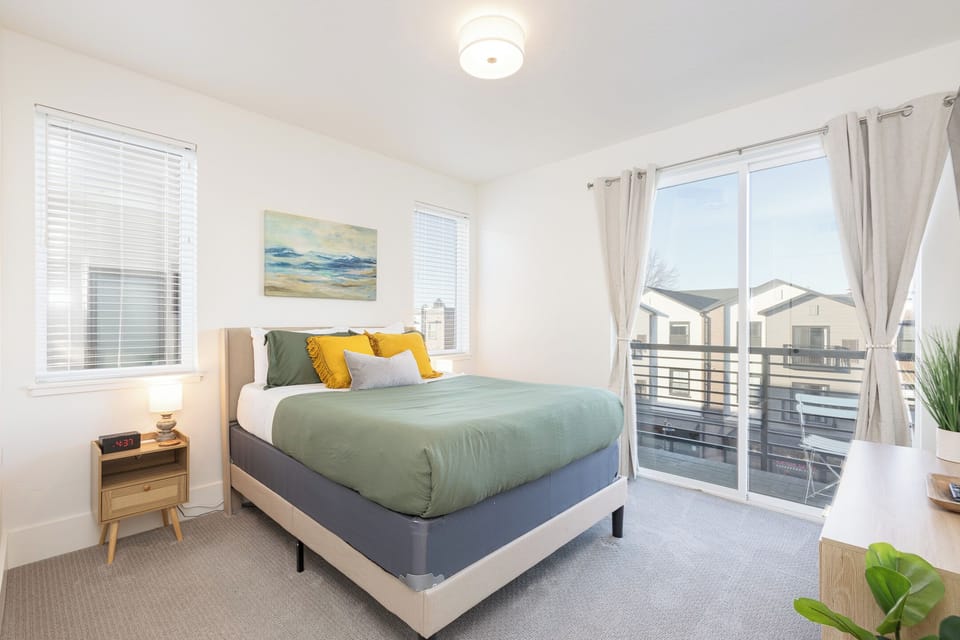  Enjoy This Comfortable Queen Size Bed