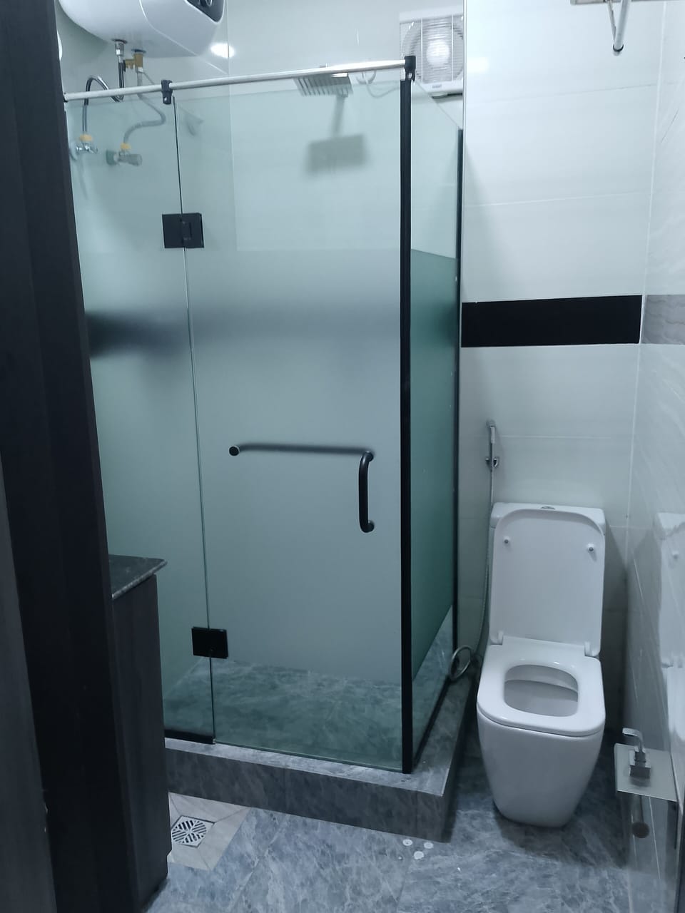 Royal Suite, Non Smoking, Private Bathroom | Bathroom | Shower, rainfall showerhead, free toiletries, bathrobes