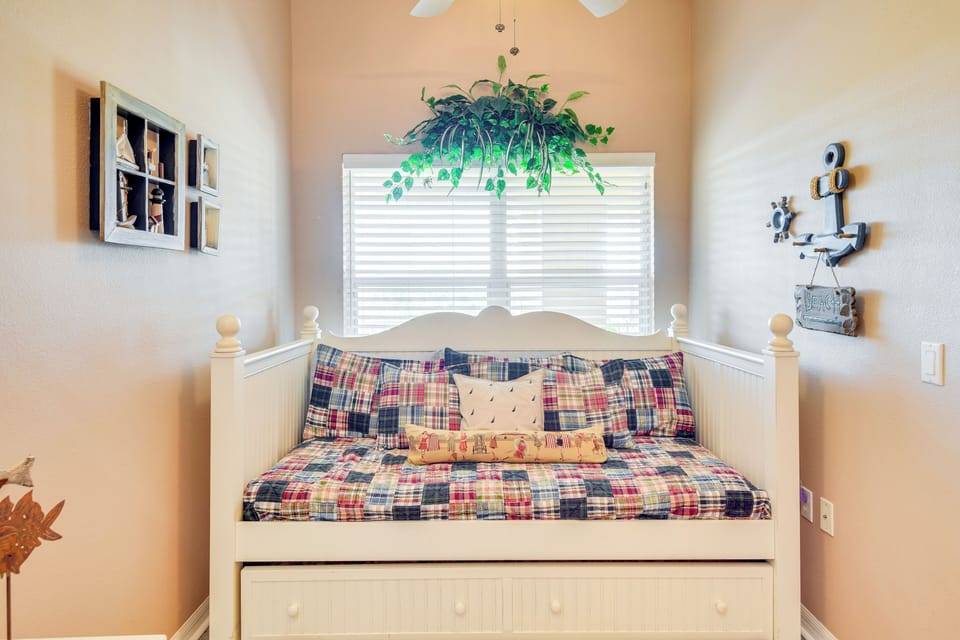 Sleeping Nook | Twin Daybed w/ Twin Trundle