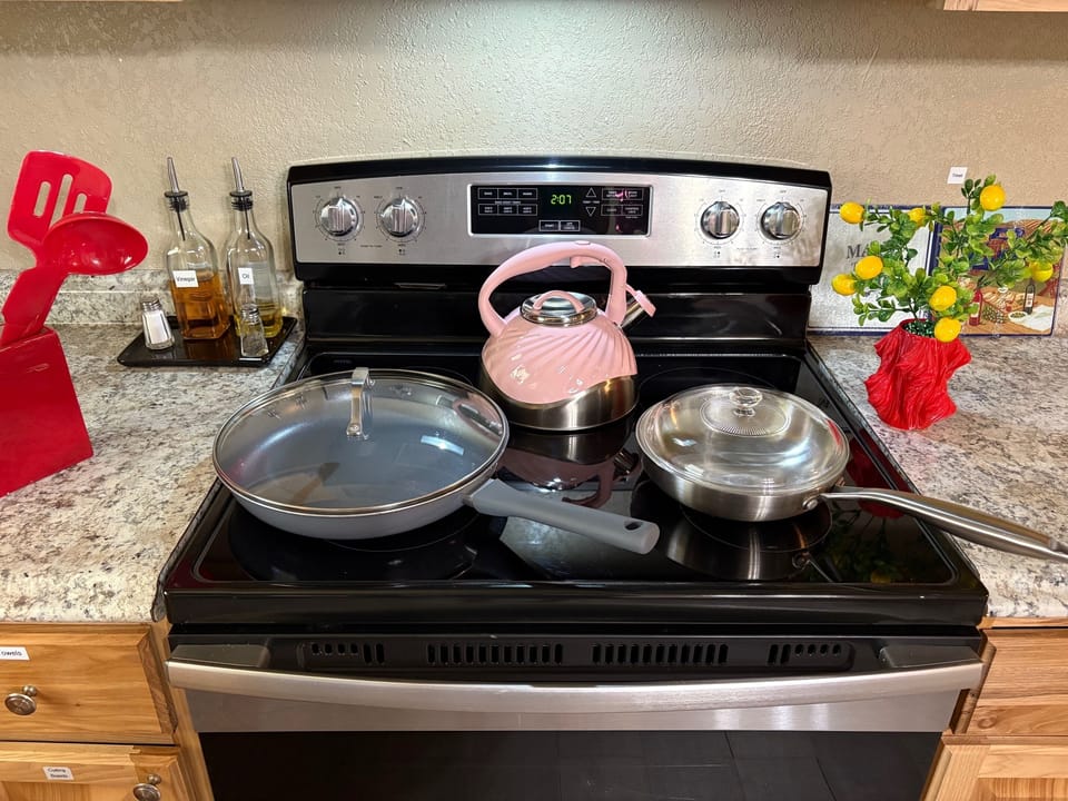 Seasonings, Oil, Vinegar, fry pans, cookie sheet, pizza pan 