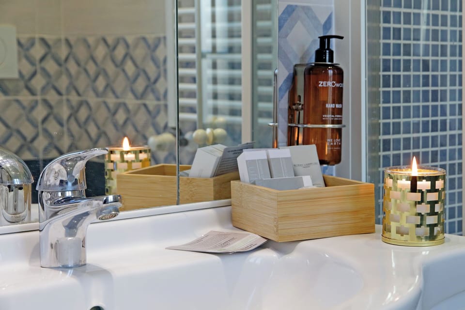Deluxe Apartment, City View | Bathroom | Shower, rainfall showerhead, free toiletries, hair dryer