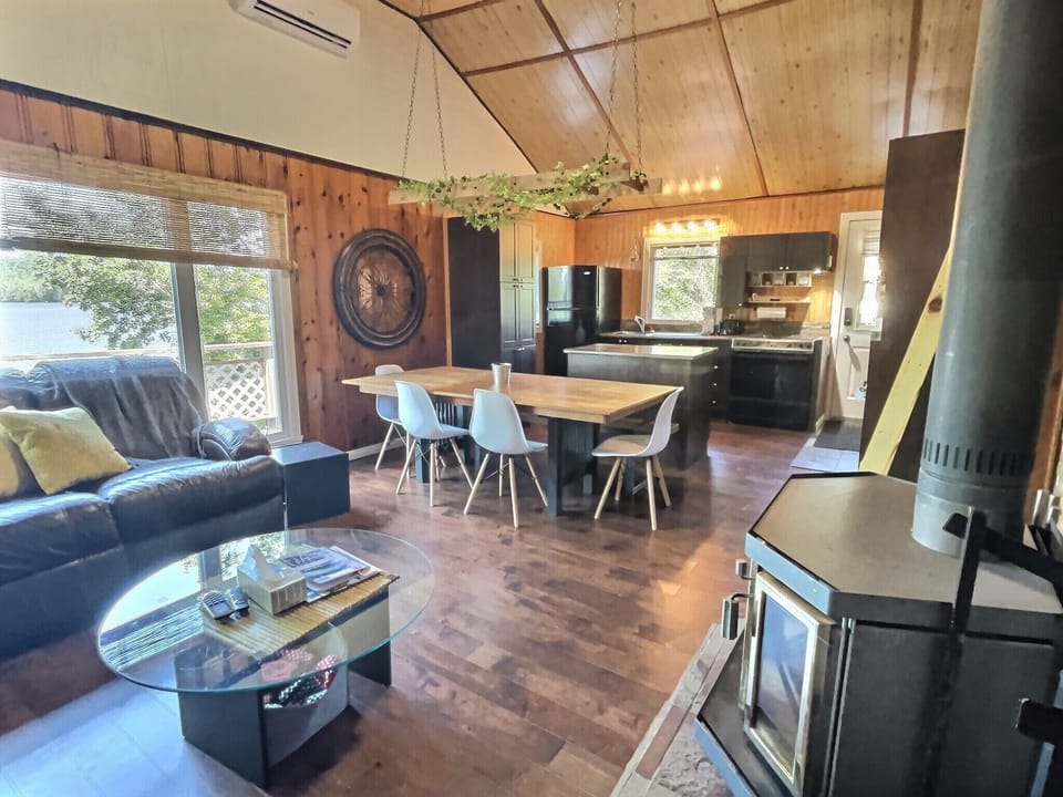 espace lumineux et aéré. Chalet Zenitude 2, St-André-Avellin/Lac-Simonet